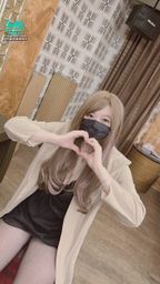 : I know...the legs look delicious ๐คค , please focus on my lovely gestures and eyes, thank you ๐