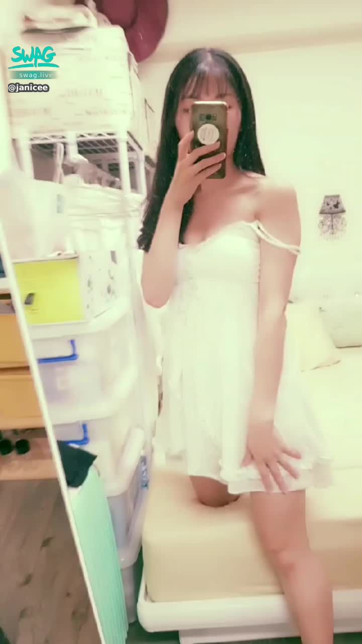 janicee : 放下肩帶，拉下睡衣