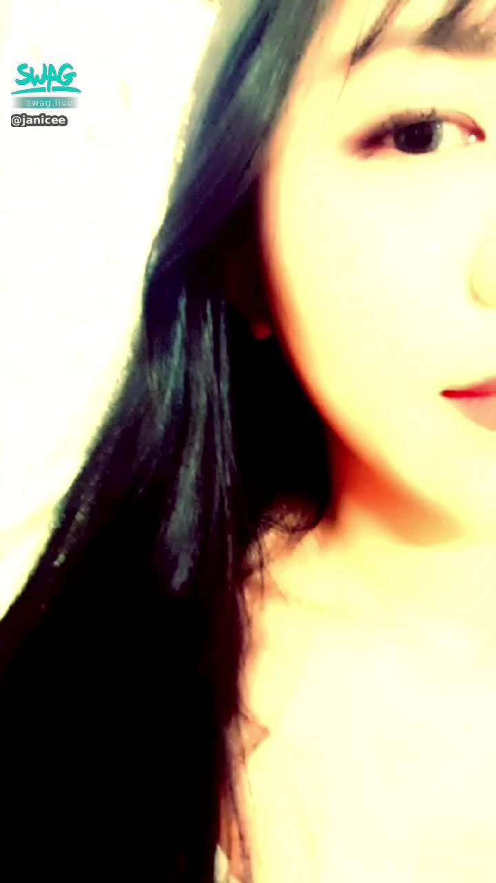 janicee : 露出半臉♥️地板上揉奶