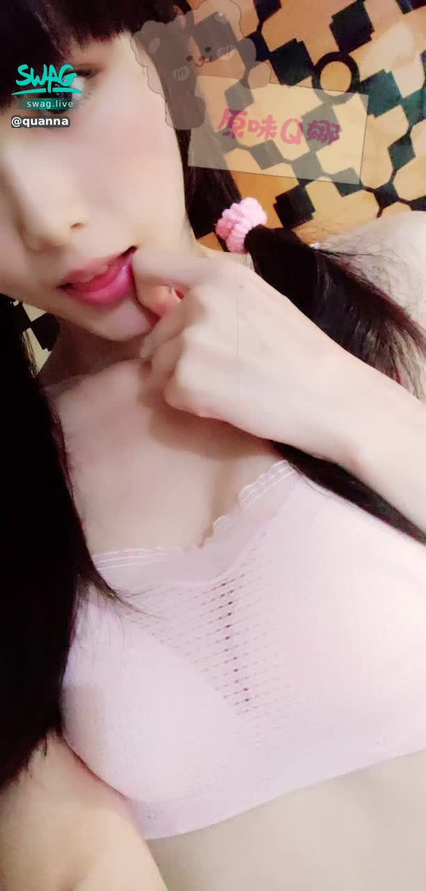 quanna : #俏皮 #雙馬尾 超可愛Q娜💕 #內衣 #舌頭 #奶 #可愛