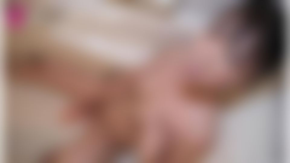 omotenashijapan : セクシーな人妻がバスタブでディルドオナニー😍
