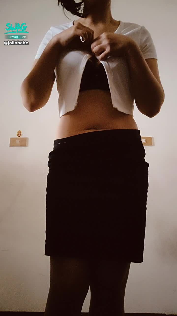jolinbebe : Take off your skirt to show off your sexy buttocks and beautiful breasts