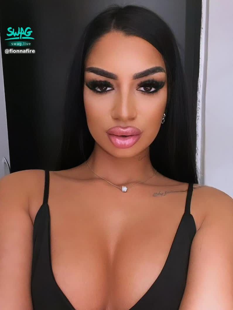 fionnafire : Do you wanna touch  this breasts?  🧁🧁🧁
#brunette #sexy #horny #bigtits