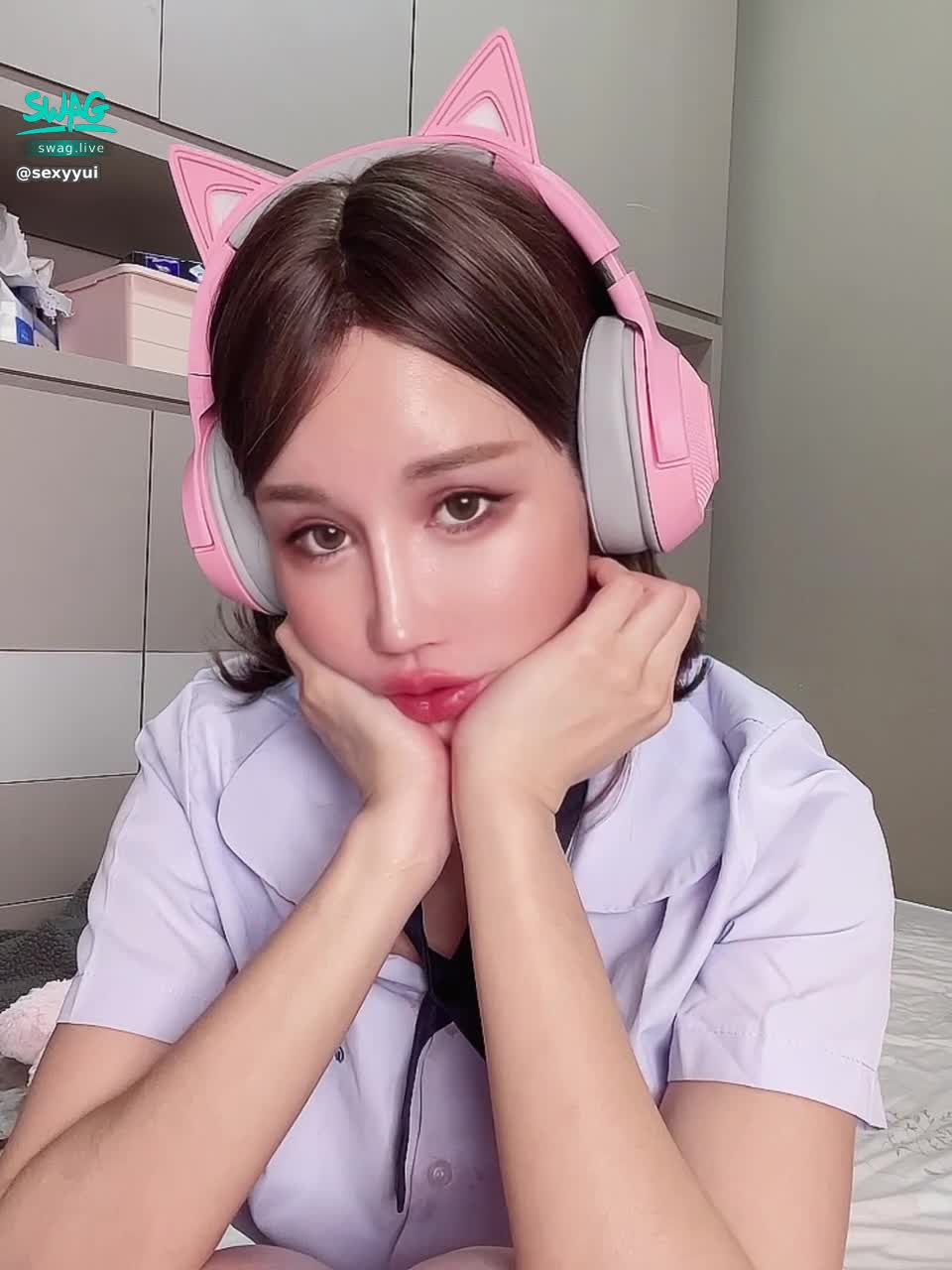 sexyyui : 可愛の妹子，從穿衣服玩到脫衣服，露出粉嫩巨乳在玩腳腳，是不是讓你很想征服✌🏻