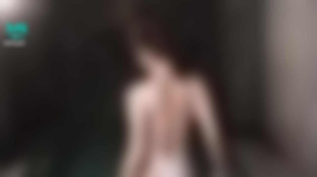 sexyyui : 跟of同步上新片，跟男同學上課玩鬧到老師不開心，特別把我留下來獨自加課，
老師特別用心的指導我各種動作，但肉體接觸讓我們的火花一發不可收拾，在泳池直接激情做愛，各種姿勢啪啪啪的水花！
老師激動的脫掉我的泳衣，讓我們全裸更刺激大膽的在泳池做愛，
但老師突然發現同學在門後偷看，把同學叫去旁邊罰站讓我幫他們打手槍，一次三根肉棒真的好爽，又口交又要忙著打手槍，那一次三根肉棒噴發出來的滿足感讓我興奮到極點，
再讓三個男人一起磨蹭我，身體都是黏黏的精液🫢

（首部3男1女，多人情色之作！）
（全裸無碼、泳池做愛！）
（片長超過30分鐘）
（目前最長最刺激的影片！必解鎖收藏！）
（第一次在泳池做愛，第一次跟那麽多屌相處真的好害羞也好爽，我是不是太色了）（10萬鑽，可直接私訊禮物）