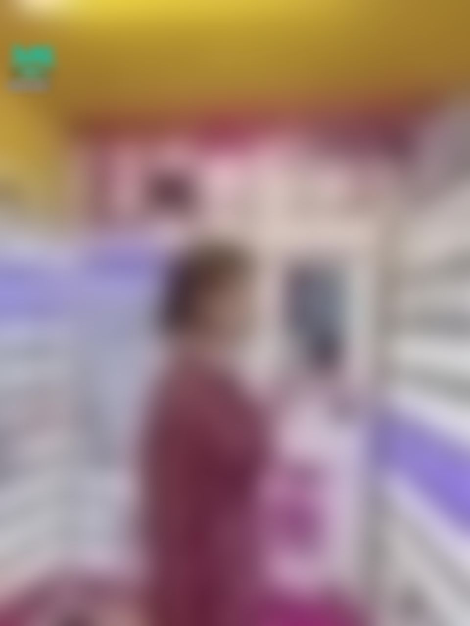 sexyyui : 在店裡逛街直接不穿內褲露出粉紅b還被朋友偷拍❤️