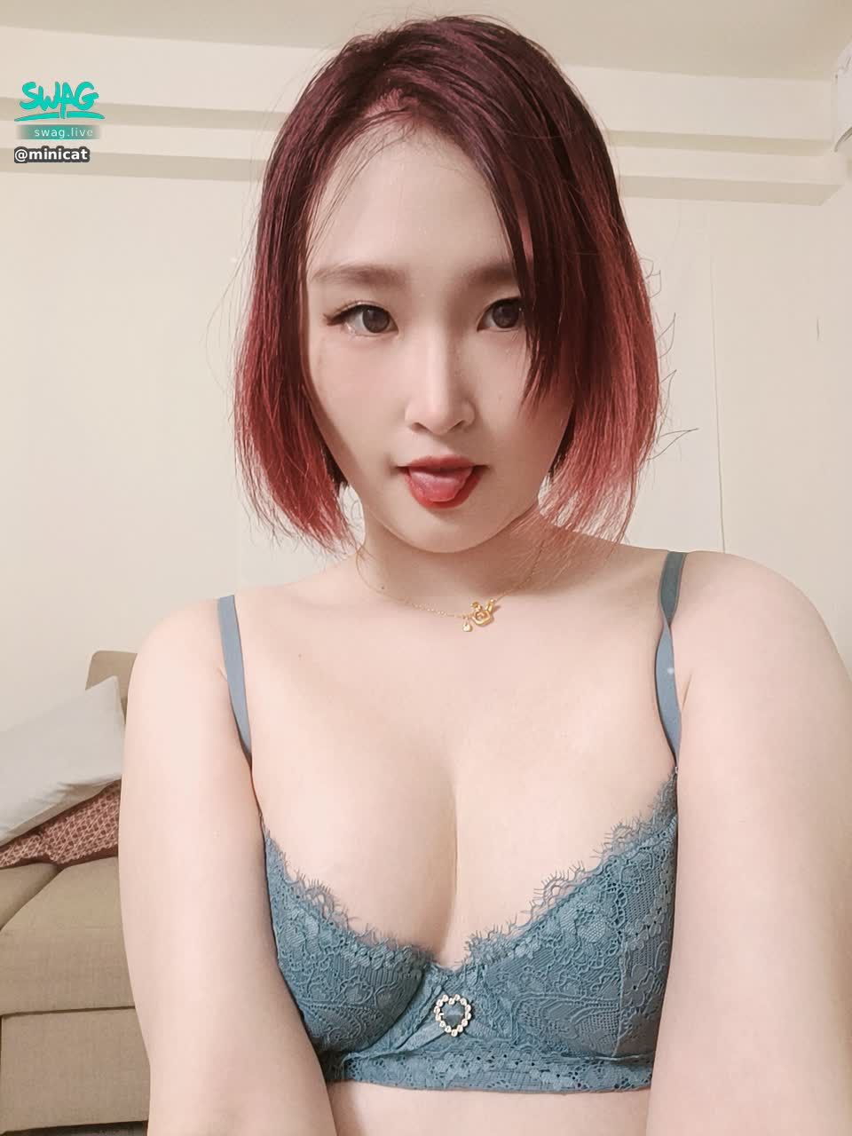 minicat : 今天拍色色的照片~一個月後出片...好久Q Q