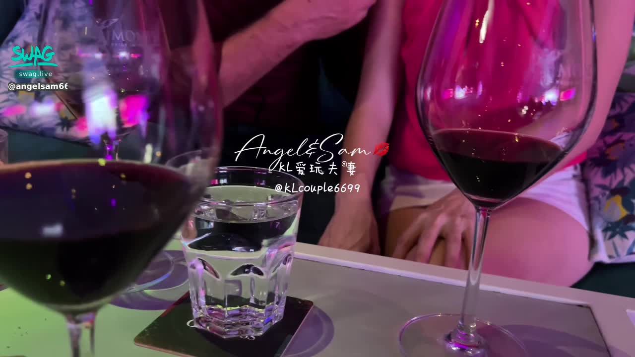 angelsam6699 : 會不會有點太張揚？ 在大庭廣眾跟他撫摸，又在電梯裡接吻… 不理會沒有CCTV，也不理會老公的存在。 沒辦法這澳洲男人讓我感覺太好了，很溫柔又有風度… 這就是我們從一起喝酒到飯店開房的過程… 心裡真的感覺好像談戀愛的感覺… 想不想看我們在房間 2-3 小時內發生了什麼事？