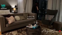 angelsam6699 : 這CEO說他是Bull,果然真的有一套。 但我一上床他就馬上乾起來了,而且有很多我從來沒經驗過的姿勢。 這第一個姿勢真的插得好深好爽! 但美中不足就是他很快又有點軟了,他要我舔他的睪丸讓他硬起來,這樣他才能繼續插我。 然後他又換一些很特別的姿勢繼續插我,這時候的我還是覺得很爽的。 之後他就躺下來要我再舔他的睪丸,老公這時候就從後面插我了…插了不是很久,老公很大方的讓我騎上他上面。 老公就躺在旁邊欣賞我們。 但騎了不久感覺他又軟了,所以我就讓他休息一下,讓老公繼續讓我開心。 老公這次真的可能看得太興奮,他插了我不久就射了。 他這時候又來讓我幫他口交… 但這時候就開始讓我感覺不舒服了…😔他很粗魯把他雞雞塞進我嘴巴,搞到差一點就想吐了… 我心想讓他 硬了就可以繼續了… 不久就硬起來了,他就讓我用狗姿勢讓他從後面插我…這時候還是感覺很爽的,但他越來越粗暴的壓著我的頸部,讓 我痛得叫他停。 他一停下來就拉我頭髮去舔他的睪丸… 我只有繼續讓他快快硬起來,快快讓他射…
#黑人 #巨乳 #綠帽 #實戰 #3P #人妻 #美乳 #呻吟