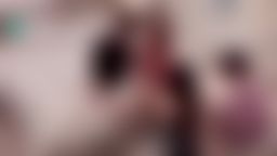 angelsam6699 : 我們是在X認識Macy的,看見她的自我介紹,我們都愣住了! 她不只拍很多AV還出過書,上過很多採訪,真的太難以置信! 但我們一直都沒機會見面,直到我們去新加坡才有機會見面!
當第一眼看見Macy時,我們都嚇呆了! 原來是位年輕漂亮又帶點可愛氣質的女優! 之前還以為是位比較上年紀的女人(畢竟她做過太多不可思議的事)。 她男友也很年輕,也是一位非常聰明能幹的人。 他還訂了豪華套房給我們住,真的非常謝謝他們兩個的款待。
在聊天中,我們都對Macy充滿好奇與敬畏! 一位這麼年輕貌美的女人還這麼能幹且目標清晰! 最重要還很有自信,完全可以享受的做自己!
後來才知道她男友也把我當女神,也很期待見到我們,還很想一起玩交換,當然我們就一起玩遊戲咯! 他們真的非常搞笑,整個過程充滿歡笑與激情😍
在這遊戲中,她男友一直贏,搞到Sam都無奈🙄最好笑的是當輪到Sam贏了的時候,Sam居然要她男友經驗被「綠帽」的過程! Sam要同時享受我們兩個女人!
#夫妻交換 #巨乳 #人妻 #美乳 #绿帽