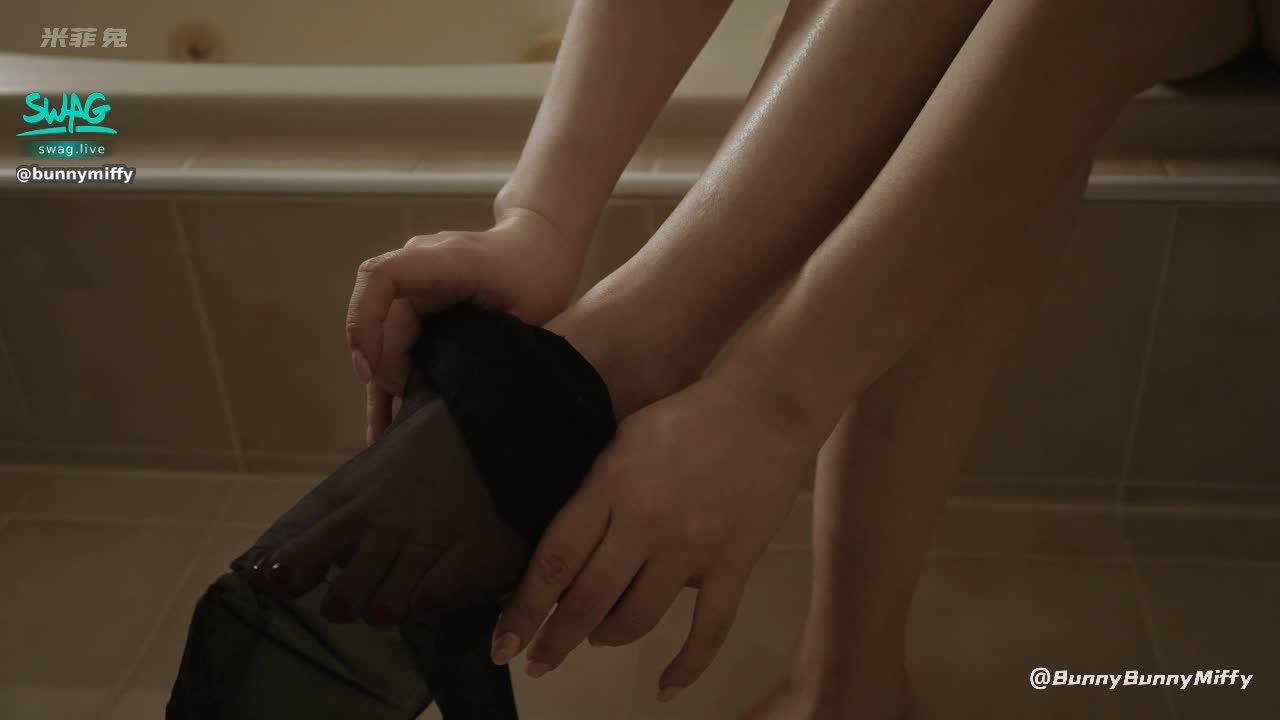  : Wearing black stockings, I gave my neighbor’s brother a footjob and ejaculated on my feet in stockings.