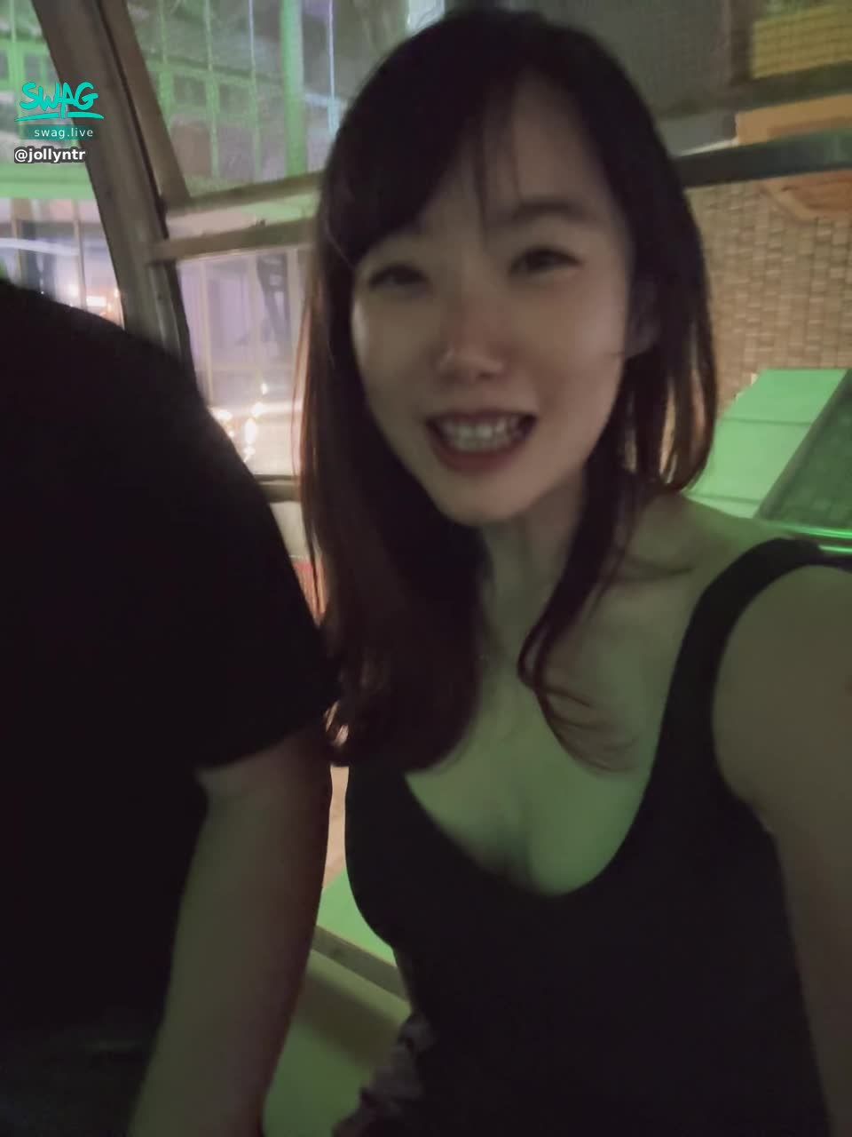 jollyntr : 摩天輪轉一圈十幾分鐘，從親親到摸摸到口交，最終還是受不了來場背後式快速性愛 ❤️

與人妻純約會請看自介🥰
在照片區看我老公寫我們的NTR小故事更認識我唷💕