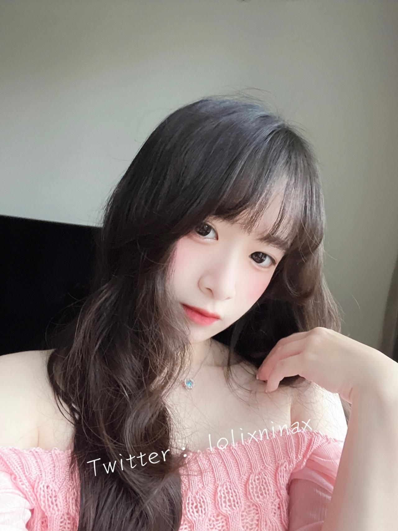 lolixninax : Touching the pussy in an erotic position...it feels so comfortable and makes me want to make love. 🙈🙈🙈
Babe