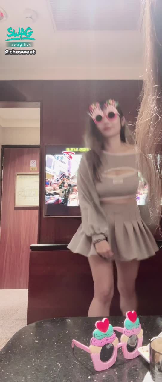 chosweet : Babe♥️有個陪妳瘋的姐妹真的幸福
我們特地去KTV拍祝賀影片
給我一位生命中的貴人好友♥️♥️♥️
沒有她 你就不會在這兒認識小舞了
所以是不是很重要‼️