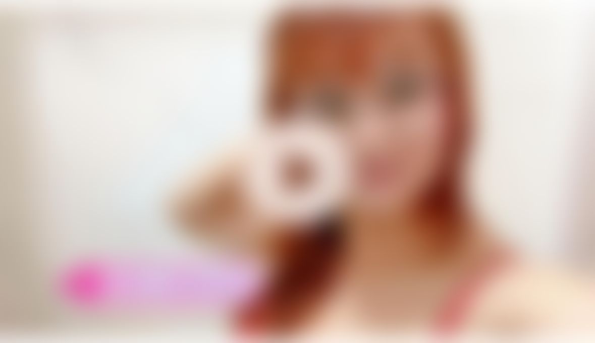 pennymomo : 穿白襪浴室內玩弄乳頭尿尿
