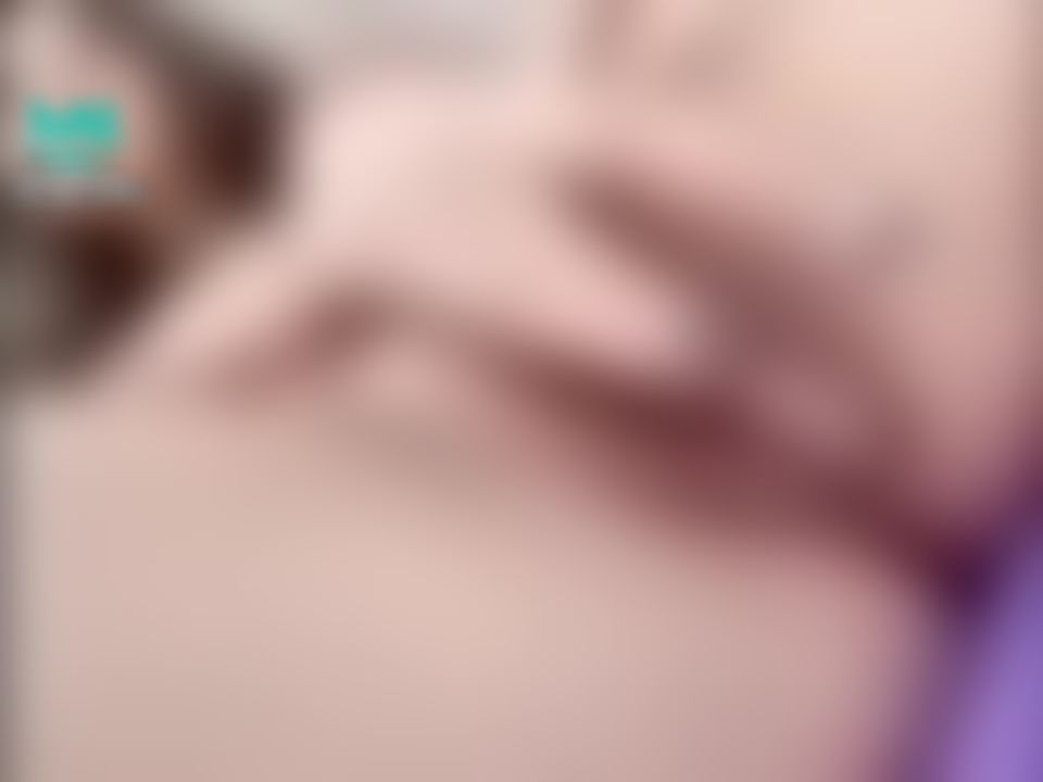 sugercathy : 🙈自家陽台誘惑鄰居🙈坐在陽台挖穴，鄰居內褲都凸起來了