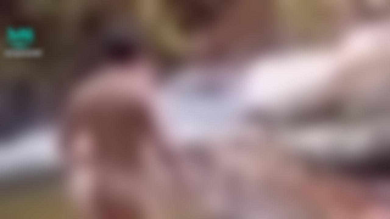angelsam6699 : 休息沒多久，Sam就拉我到瀑布旁邊幫我舔掉剛剛流出來的淫水。看著茂密的森林與藍天，在瀑布旁被舔的感覺好舒服呀，好享受這個當下，心中不盡升起感恩的心！

享受完Sam的服務，我輕鬆自在地游泳，原來裸泳是這麼的舒服。但沒多久就被兩個男人拉去服務他們，我知道他們又忍不住要來第二輪了！ 🤭我也期待繼續讓他們抽插我😊

就這樣我們又玩多一輪，還被射到整個胸部都沾滿了精液！這是女人最滿足的時刻，喜歡看男人因為自己而射精🥰
