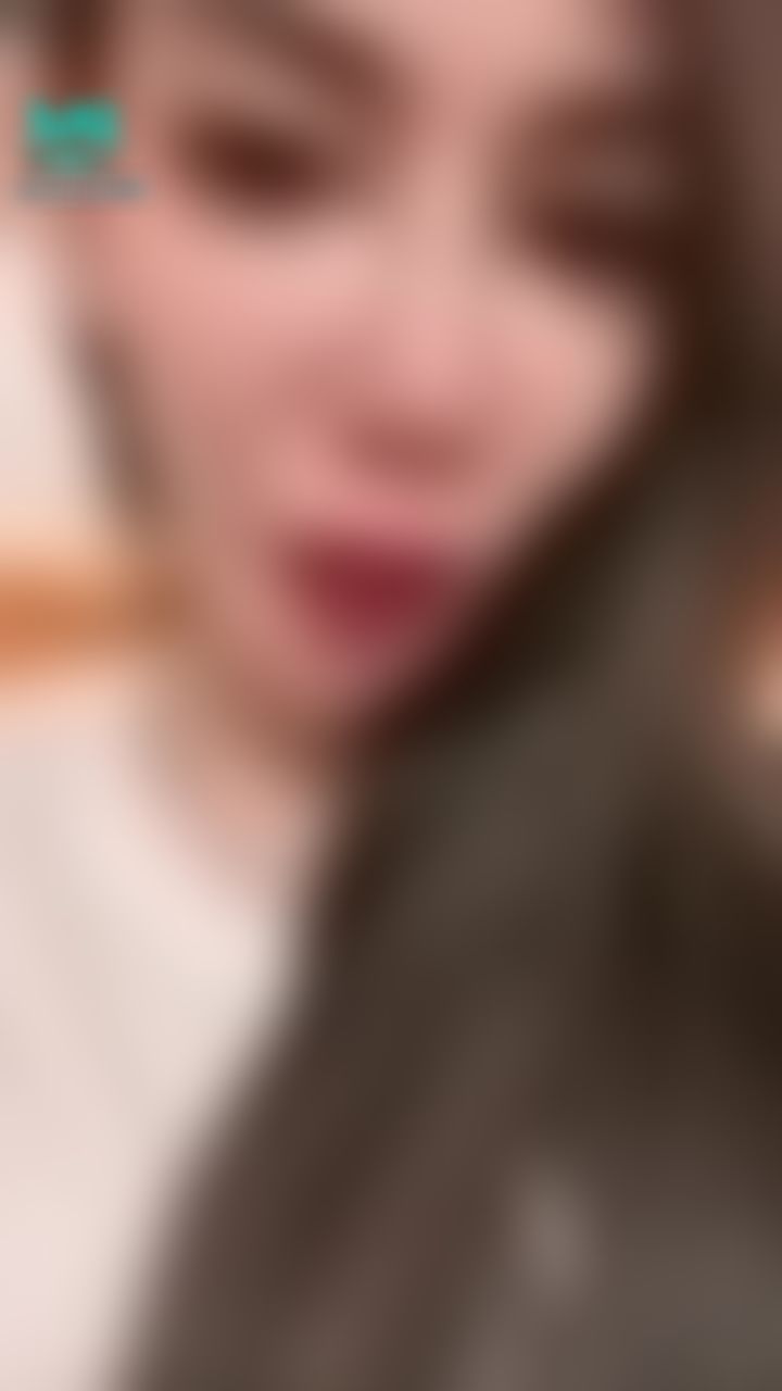queena5288 : 你們是不是很懷念我這個無敵騷的舌頭👅最近長了痘痘好討厭🥲
