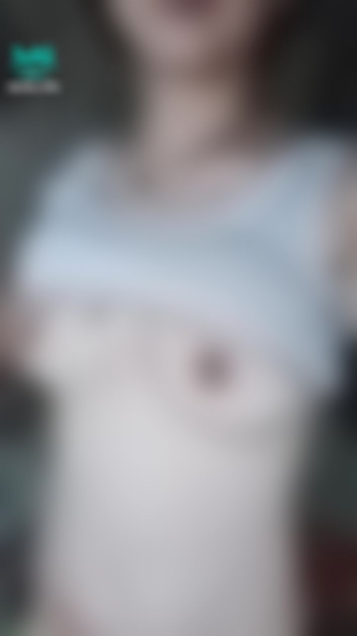 y********y : 抖奶 搖晃 跳動 美乳搖晃 各種角度 好想被你吸舔我的奶茶色乳暈小奶頭