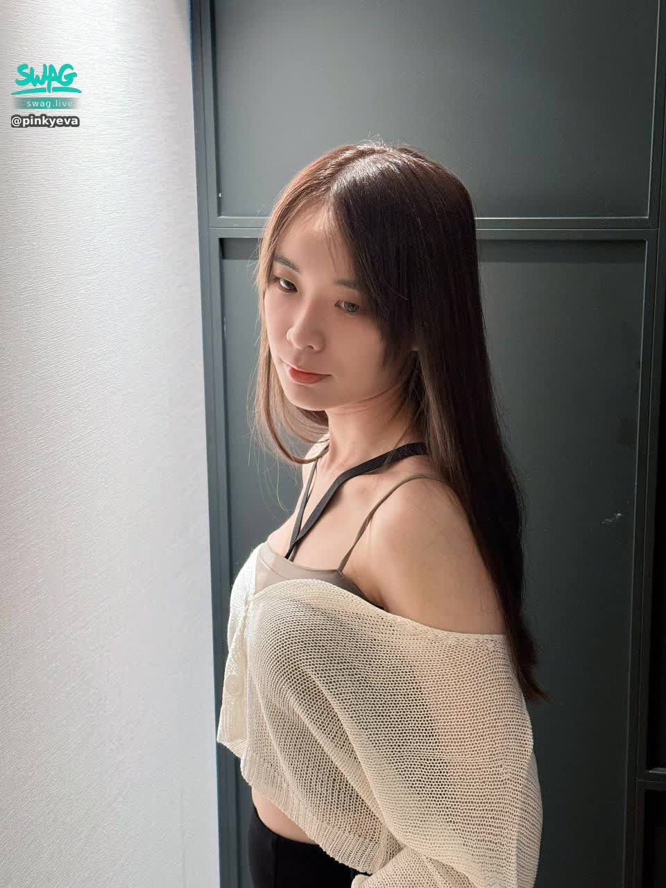  : Baby, send me a private message to ask me on a sweet date. We can eat and go shopping hehehe...