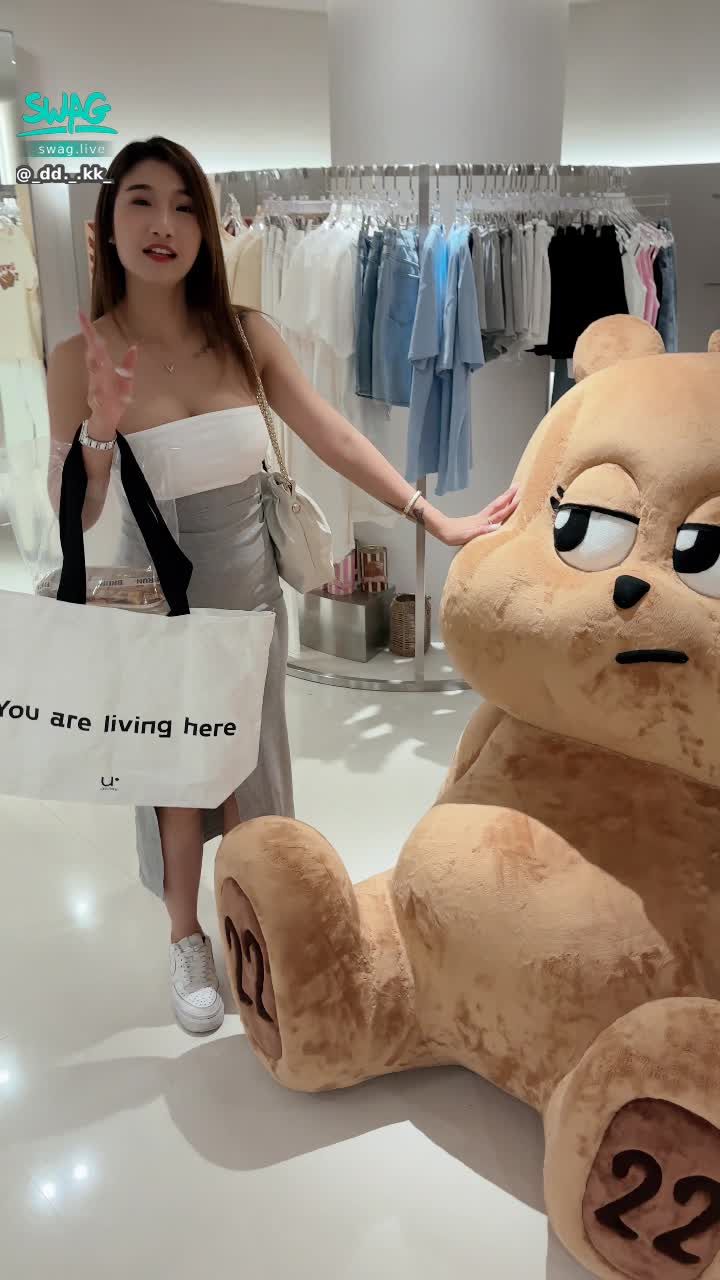 _dd._.kk_ : 巧遇了🧸
#sexy #性感 #生活 #騷 #奶