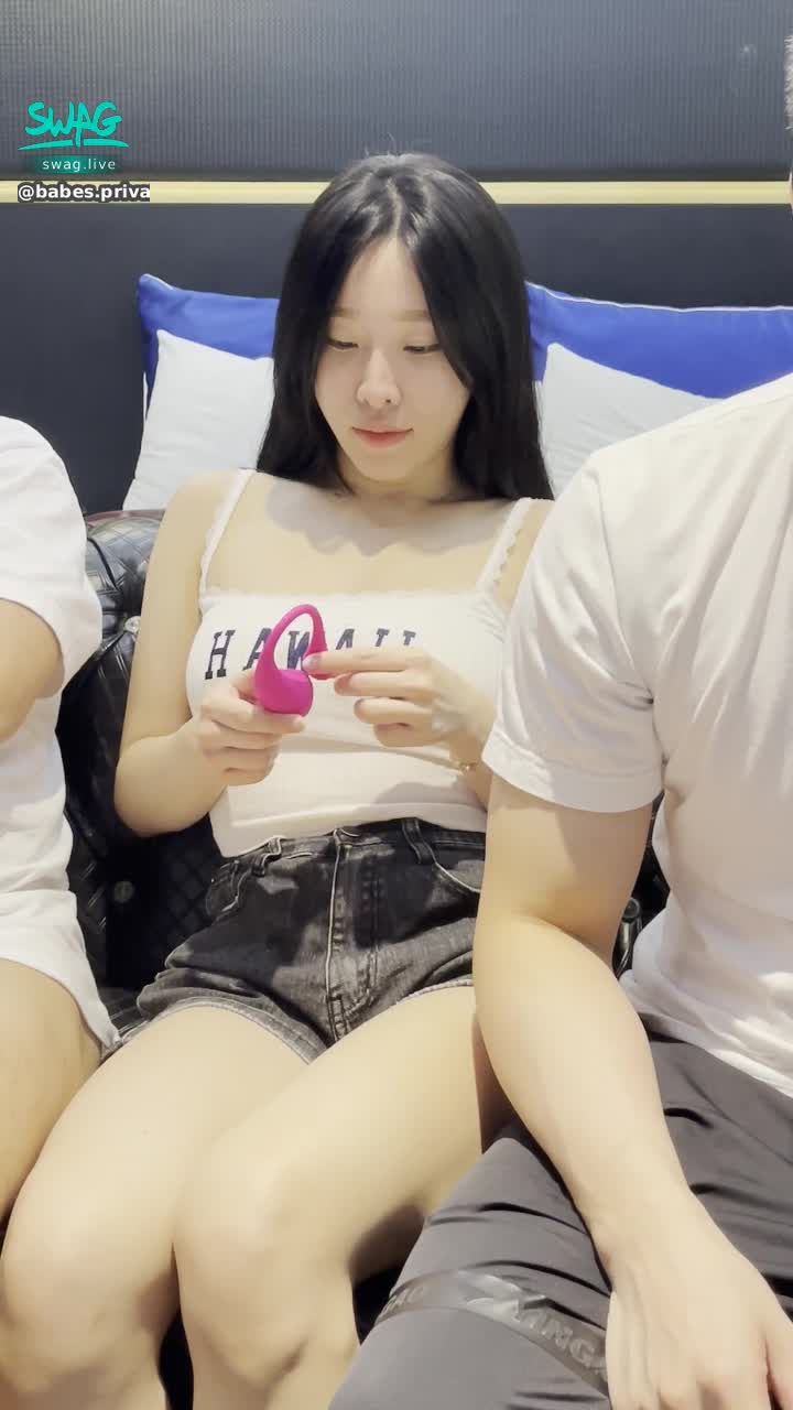 babes.private : 乳頭敏感的艾悠 在沙發上被舔乳頭
一舔上去 不止聲音變了 表情也變了...