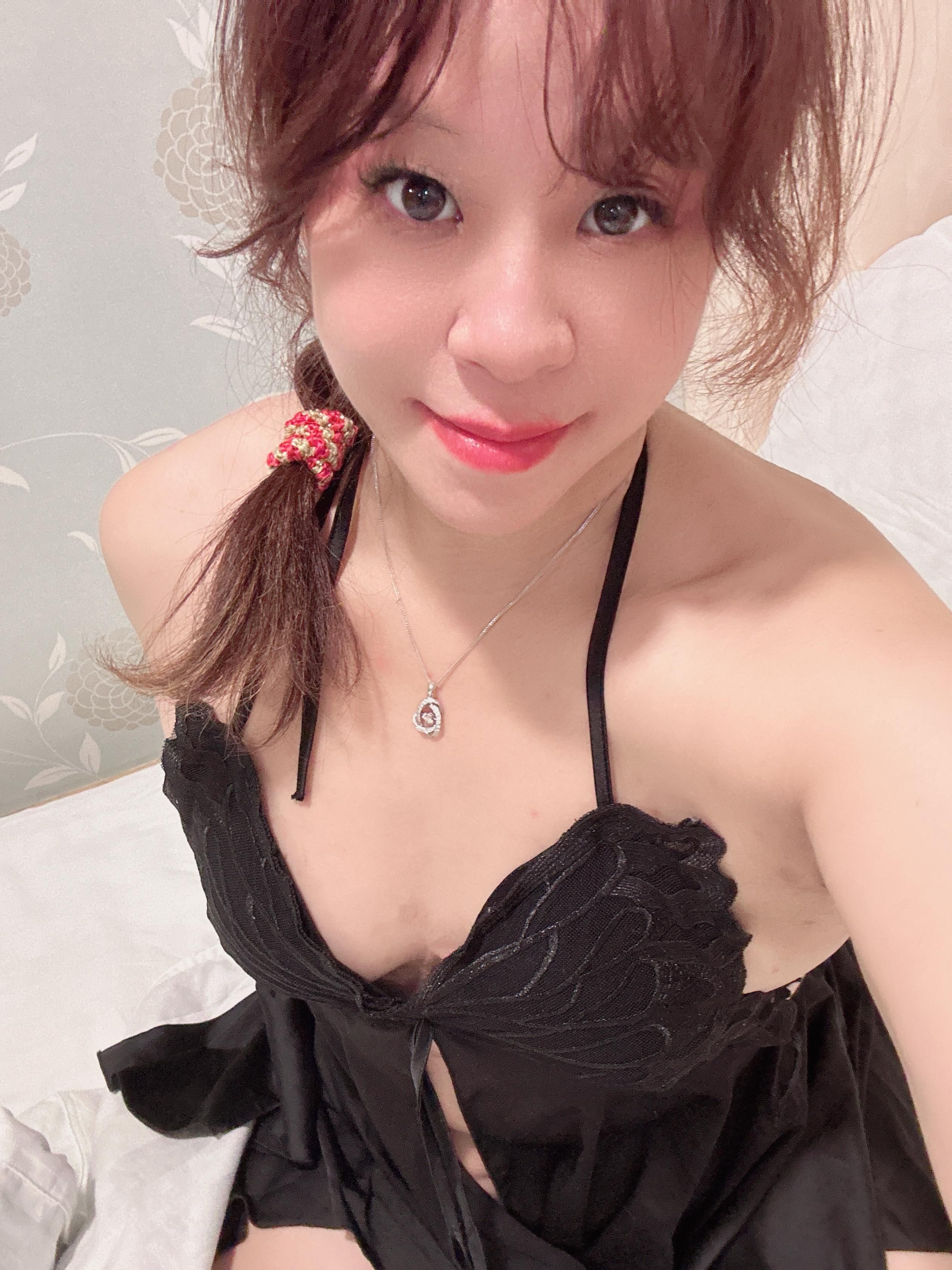 helenesexbaby : 自給自足的人體飲料機～這姿勢好高難度啊🙈🙈🙈（重口味愛好者請解鎖🔓）