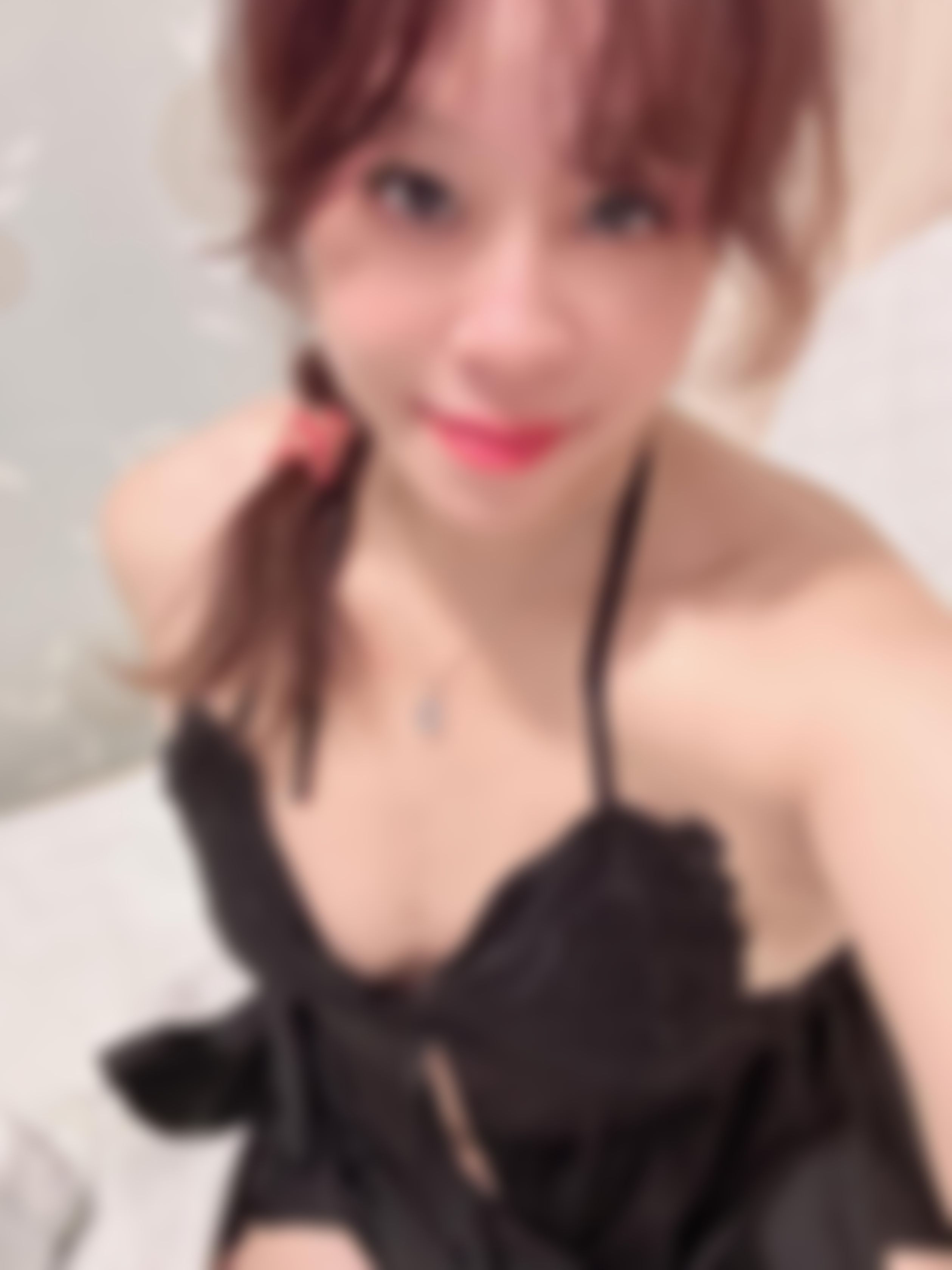 helenesexbaby : 自給自足的人體飲料機～這姿勢好高難度啊🙈🙈🙈（重口味愛好者請解鎖🔓）