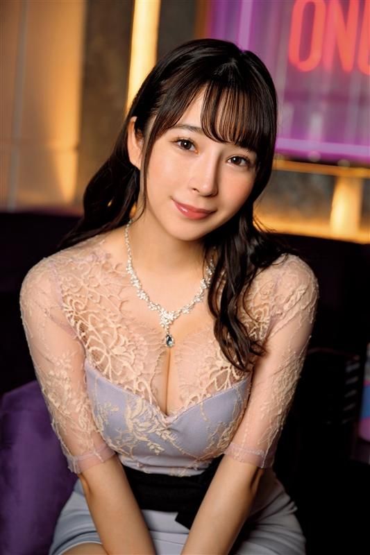 paradisedelivery : 夜の六本木を男と歩くなぎ。「お酒買ってゆっくりゴロゴロできるとこ行きた～い！」とホテルへと誘う。　「弱いのにお酒好きなの♪」ベッドの上でご機嫌な様子。そのまま男に迫りキスをする。　「今ホテル来てるってことはそういうことでしょ？」と小悪魔のように笑い、服を脱がし乳首を責めていく。　ズボンを脱がし、ギンギンに勃起したチ〇コを目にウキウキの「なぎ」。　チ〇コの匂いをかぎ、そのまま舐め始める。唾液多めの濃厚なフェラをしていたら突然「私も気持ちよくなりたい！」と下着姿に。　ついに我慢できなくなりチ〇コを挿れてもらう「なぎ」。　撮りながらしたいという男の要求に応じハメ撮りで正常位で絶頂撮影。　バックで感じまくっている最中にゴムを外し生挿入するが、気付かない「なぎ」にそのまま生中出ししてしまう。　それでも気付かず、物足りない様子で再戦懇願し、生のまま2回戦へ突入。　バックの後は騎乗位で下から激しく突き上げると感じまくり、2度目の中出し。そして背面側位や正常位でヤリまくり3回目の中出し。　「とまんない～♪」とノリノリで腰を振るなぎ。この後も一晩中搾り取られることになりそうだ…