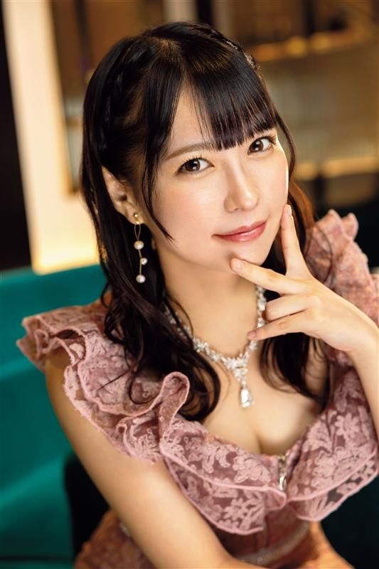 paradisedelivery : 夜の六本木を男と歩く萌華は「飲み足りないしゆっくりできるところに行きたい！」とホテルに誘う。軽く飲んだ後に「ずっとムラムラしてた！」と男にキスをし誘惑する萌華。チ〇コをしごき、ガチガチに勃起したところで男にゴムを着用させ半脱ぎ正常位で挿入させる。奥を激しく突かれた萌華は快感のあまり何度も絶頂。　「このチ〇コ好きぃ～」と甘えながらだいしゅきホールドする萌華。男が射精し、精子で満たされたゴムを見ながら嬉しそうにしている萌華。汗を流すためにシャワーのはずが、密着濃厚キスをしているうちに再び勃起してきた男から挿れたいとお願いされ、生ハメ。　バックで激しく突かれイキまくる萌香と締め付けられすぎて生中出ししてしまう男。　ベッドに移動した後も男を誘って正常位で3回戦目じぇ。　正常位から騎乗位に移り腰を振りながら「もう付き合っちゃおうよ」と甘えるサキュバスのような萌華。精子を搾り取ろうと腰を打ち付けそのまま搾取する生中出し2回目。　チ〇コを引き抜き大量に垂れてくる精子をすくい取り嬉しそうに舐める萌華。まぞ気質があるのか尻をスパンキングしてもらいバックで感じまくる萌華。チ〇コの硬さに快感を抑えきれず何度目かわからないほどの絶頂を迎える。　イッた後も休むことなく男に腰を打ち付けられ連続でイク萌華。正常位に体勢を変えた後も生チ〇コの気持ちよさを感じながら受け止める3回目の生中出し。
