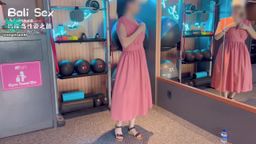 angelsam6699 : 第一次在酒店的健身房内玩露出,对着大大的透视玻璃的房间与公园。我脱掉衣服,露出了我喜欢的白色比基尼,这几乎遮不住什么。穿着这么性感的比基尼做健身动作真的让我感觉自己非常骚气。这种骚味最终让我的爱人Sam忍不住要求我帮他口交,即使外面有人走来走去...这种兴奋与恐惧的混合让人上瘾!
当我把Sam的裤子扯下来,他的鸡鸡弹出,硬邦邦地立在那里。我忍不住,直接就把他的那话儿含进了嘴里,享受着每一寸。他的呻吟被压抑着,我努力地满足他,最后他高潮了,直接射进了我渴望的嘴里!🥰
这次的体验让我湿透了,我甚至希望外面有人看到我这副淫荡的样子。Sam的精液在我口中滑过,我贪婪地吞下每一滴,享受着这种极致的快感。
#巨乳 #實戰 #約會 #人妻 #美乳 #愛撫