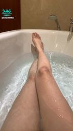 kelly8634130 : 一直有人問我怎麼沒開播😳
最近在出差~
給你們看一下福利❤️❤️❤️
有誰在想我的,私訊告訴我呀😈
#長腿 #性感 #生活 #sexy #騷 #浴缸 #泡澡 #美腿 #腿