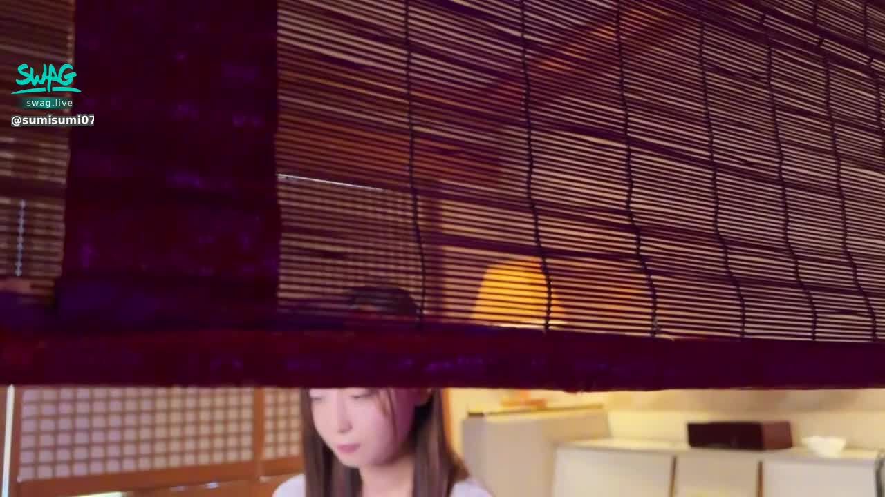 sumisumi0713 : 我的主，請原諒我的淫蕩。．．．．

她開始隔著滲透的和服玩弄自己的G罩杯乳房和不穿內褲的生殖器，並利用透明的性玩具和和服達到升天的境界。

16:10 分鐘
Babe