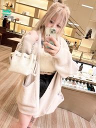 : Today's ootd date with fans 👗