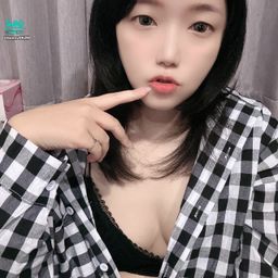 : Five consecutive shots of Cocoa Jiang’s cuteness 👅