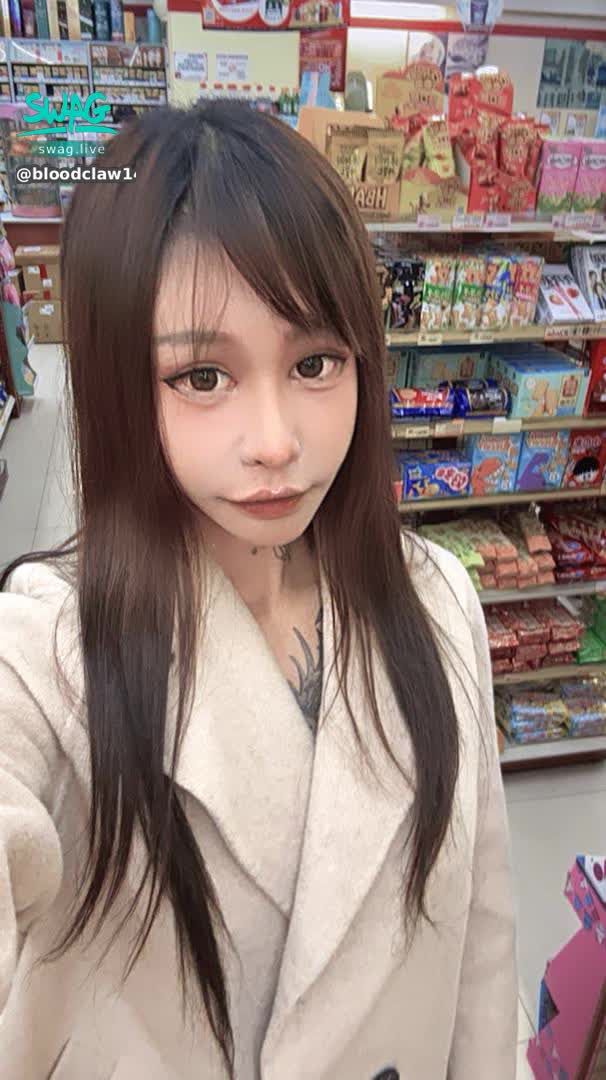 bloodclaw144 : 今天跟粉絲見面閒暇之餘
在超商偷偷自拍💕