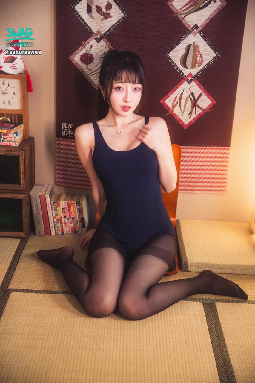  : Dead stock water with black stockings ❤️