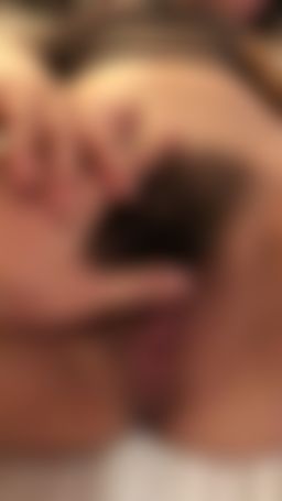 mewbaby8386 : 摩擦她的阴户，让她的汁液流出 💦💦💦