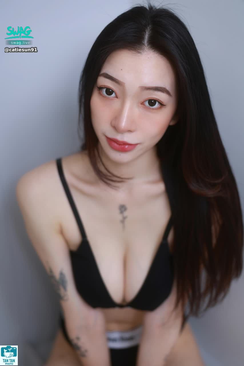 catiesun91 : 接下來會直播的時間是
2/12 早上10.
2/14中午11.
我們直播間不見不散呦～
你們想看的CK這不就來了嗎🫵🏻😍