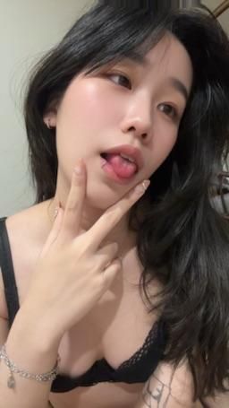 tizzybb : 舌頭就是關不起來😖