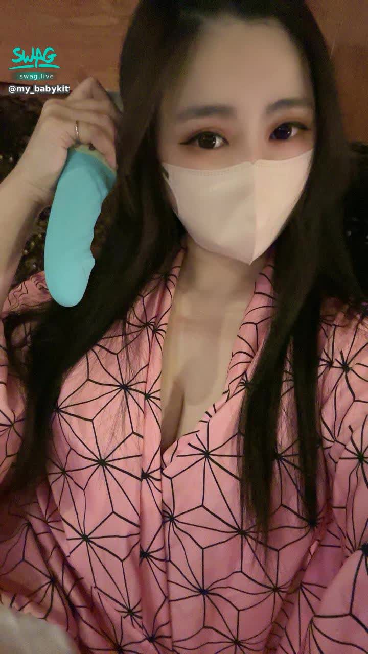 my_babykitten : 謎？豆子到底想咬🐍麼？！

#奶貓的Cosplay #主題系列
