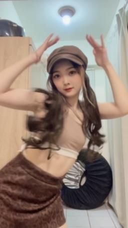  : Sports bra dance show