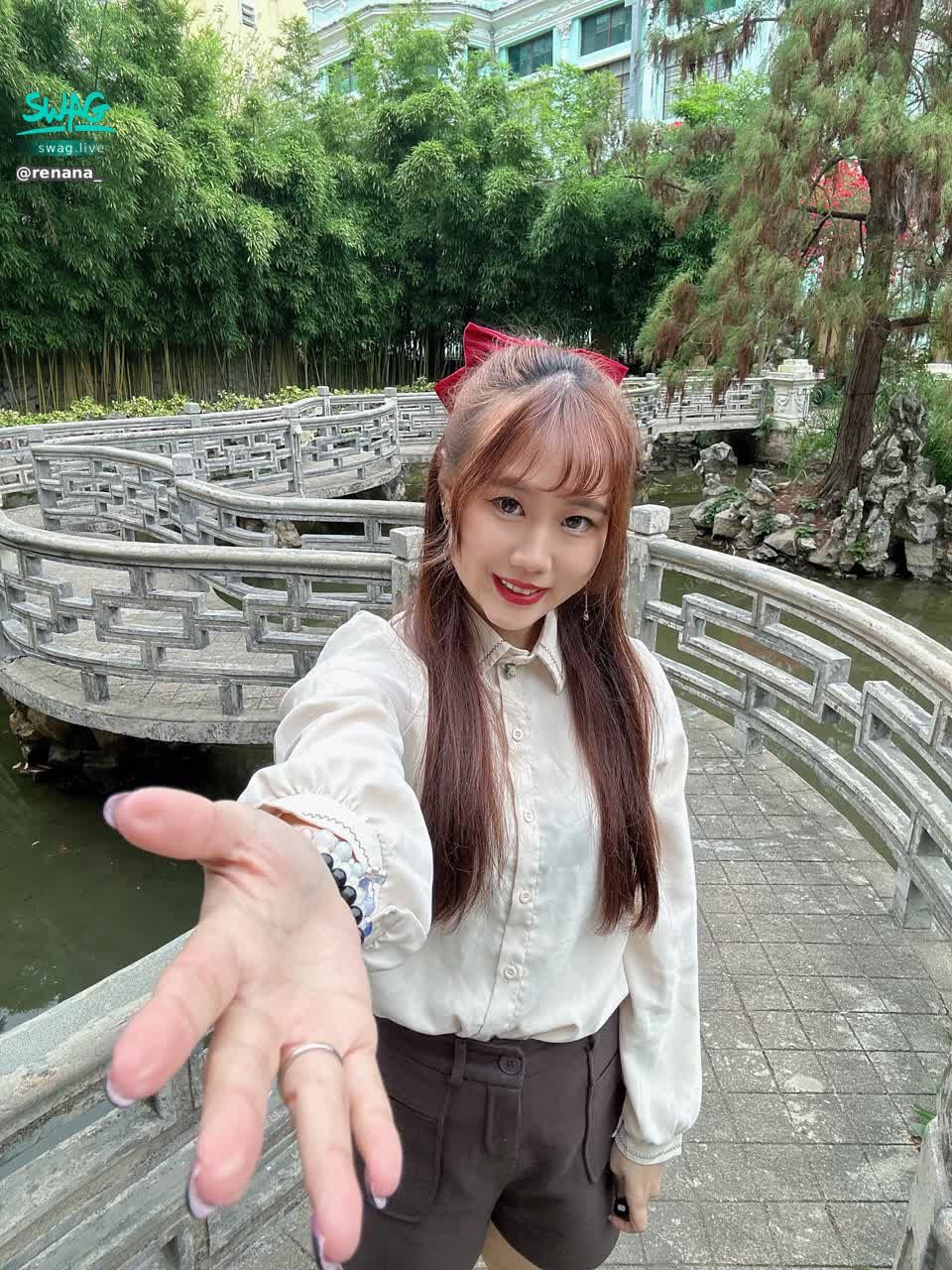  : Hold my hand and go traveling together 🫶🏻 Babe