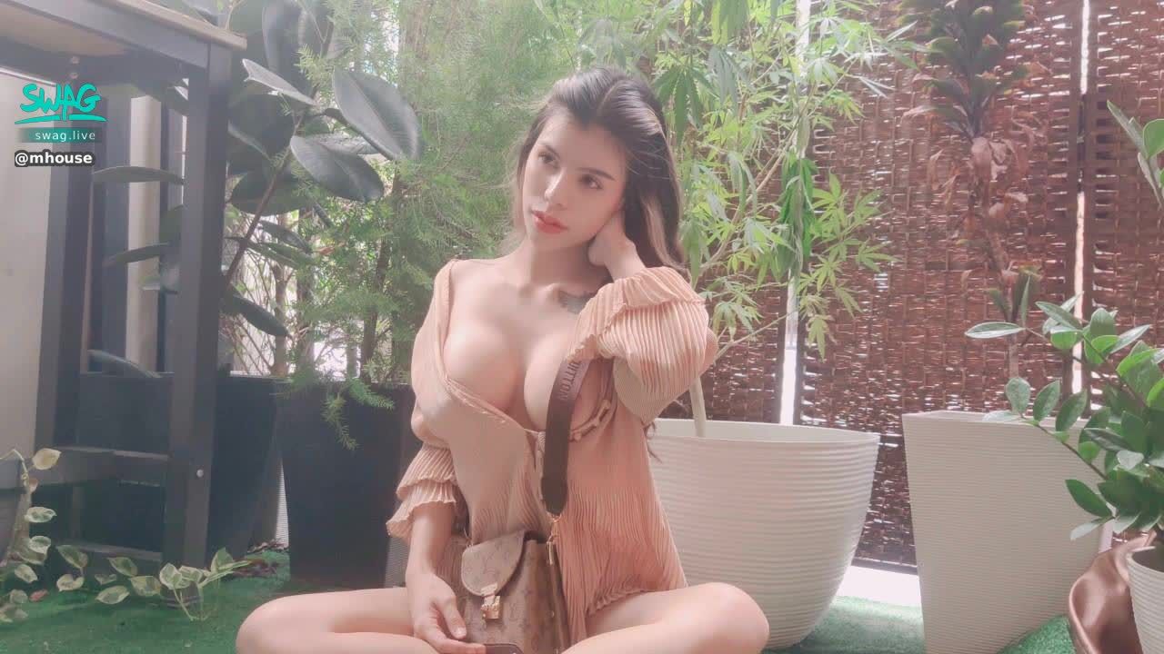 mhouse : 年輕女子在早晨的花園裡露出她的陰戶