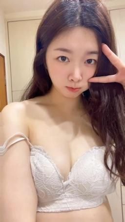 janie0209 : Dancing and rubbing breasts 😈