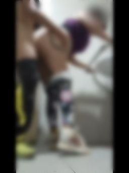 383838moni : 廁所 #後入式 被幹到腿軟