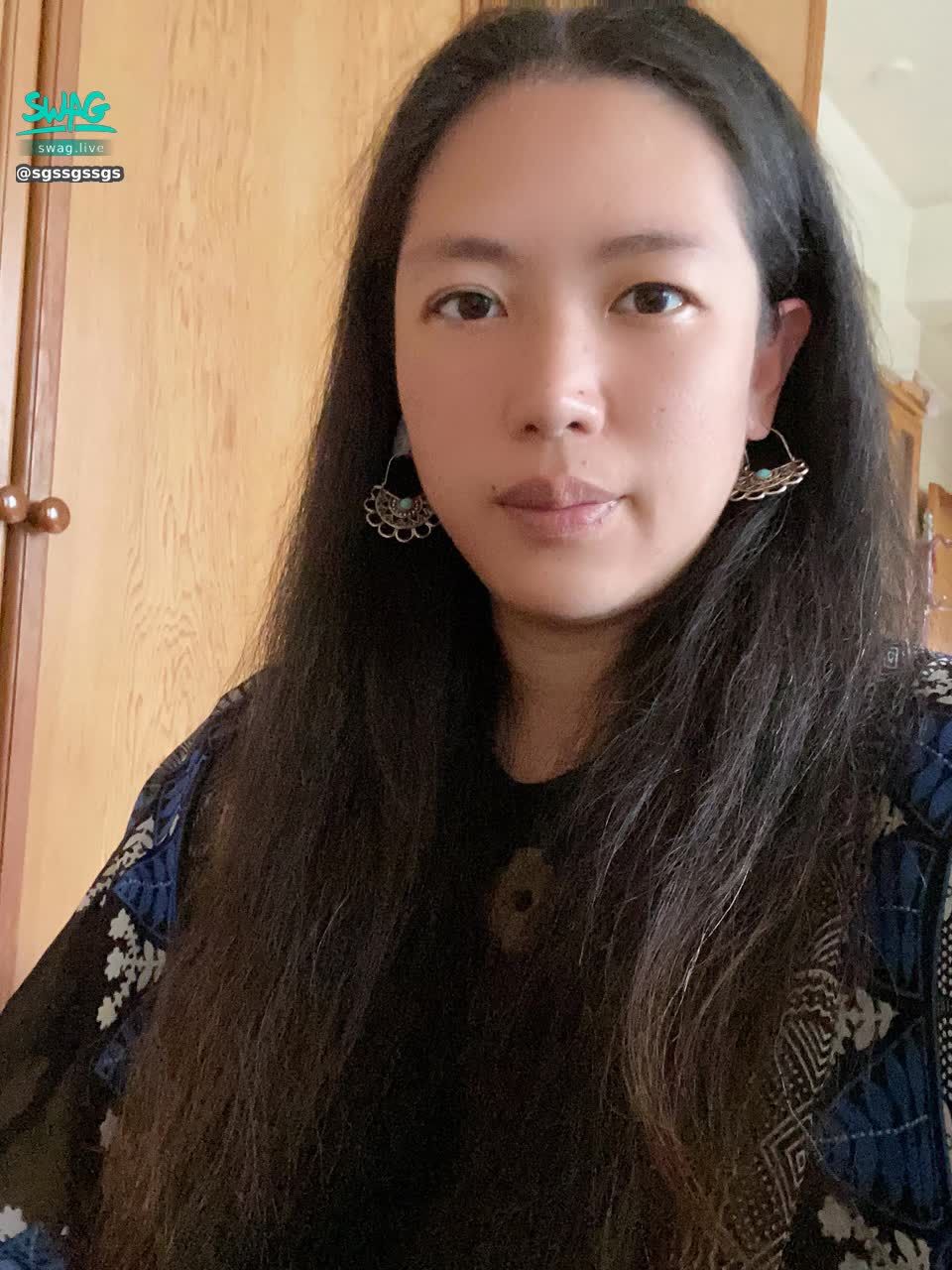 sgssgssgs : 一大早洗香香，如果等一下直播的話會不會有人看呢？