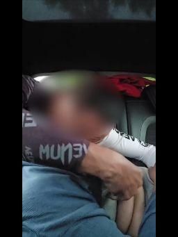  : 車內前戲，舔奶，摳穴