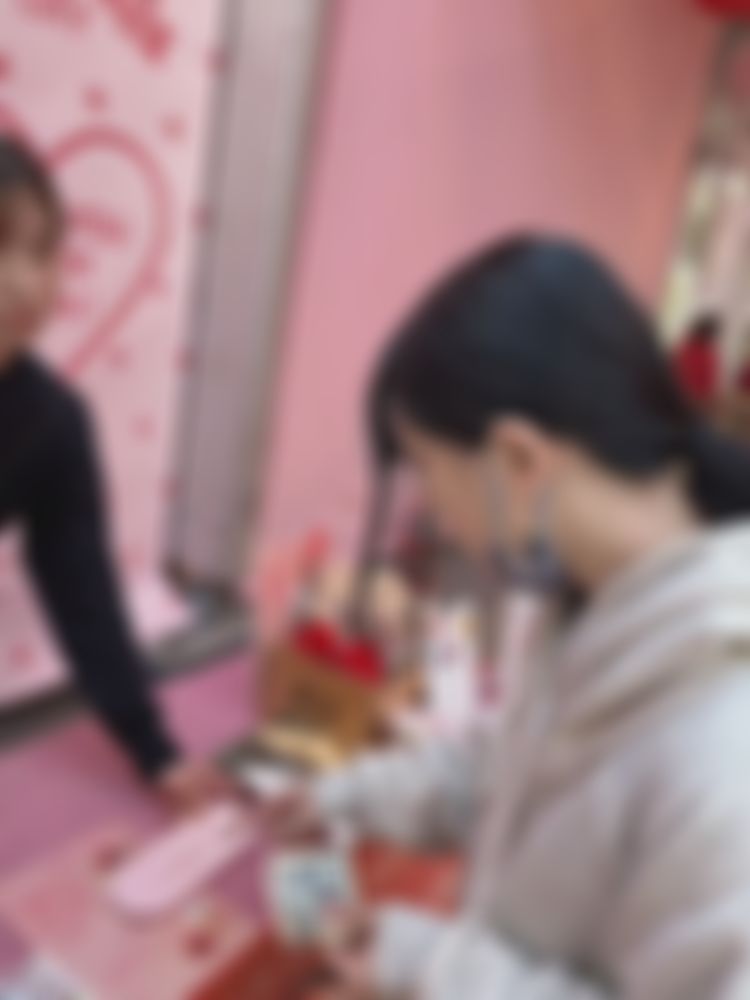 chiori_chan : いっぱいのご飯を食べたのにも関わらず、

いっぱいイチゴを食べたにも関わらず、

いっぱいお土産を買ったにも関わらず。。。