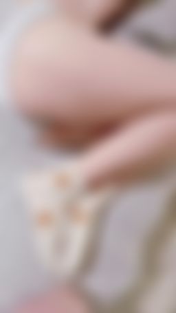 egn8t3 : 超粉嫩美腿女大生，稚嫩白虎進進出出
